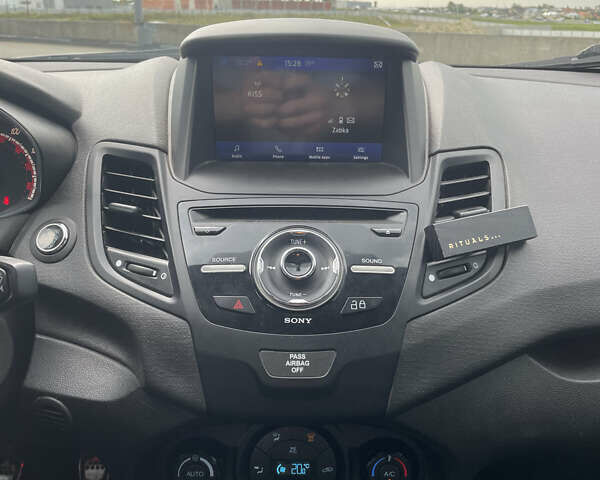 Белый Форд Фиеста, объемом двигателя 1.6 л и пробегом 155 тыс. км за 7500 $, фото 15 на Automoto.ua