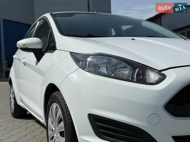 Форд Фиеста 2016 в Львове на Automoto.ua Белый Форд Фиеста, объемом двигателя 1.24 л и пробегом 317 тыс. км за 5700 $, фото 6 на Automoto.ua