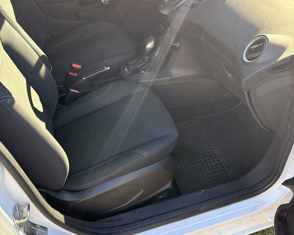 Білий Форд Фієста, об'ємом двигуна 1 л та пробігом 91 тис. км за 10100 $, фото 6 на Automoto.ua