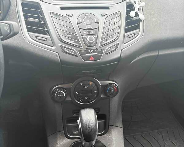 Білий Форд Фієста, об'ємом двигуна 1 л та пробігом 143 тис. км за 8500 $, фото 2 на Automoto.ua