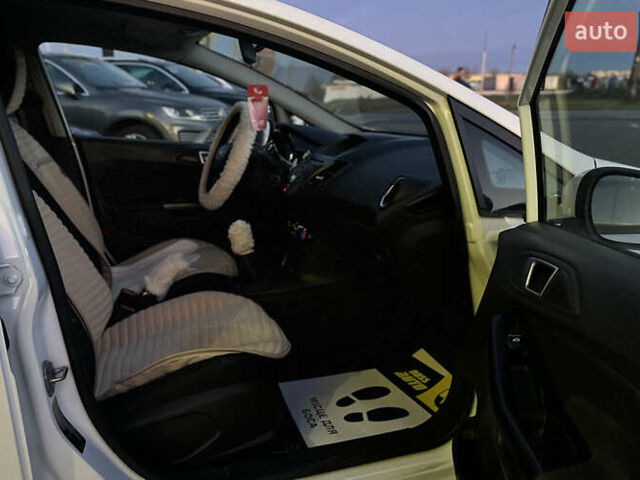 Белый Форд Фиеста, объемом двигателя 1 л и пробегом 120 тыс. км за 8300 $, фото 17 на Automoto.ua