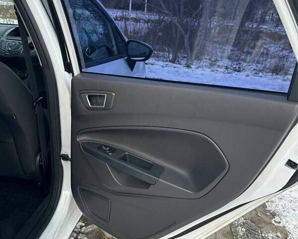Білий Форд Фієста, об'ємом двигуна 1 л та пробігом 167 тис. км за 7000 $, фото 15 на Automoto.ua