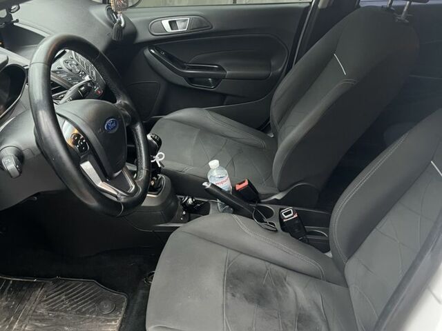 Белый Форд Фиеста, объемом двигателя 1 л и пробегом 165 тыс. км за 6850 $, фото 2 на Automoto.ua