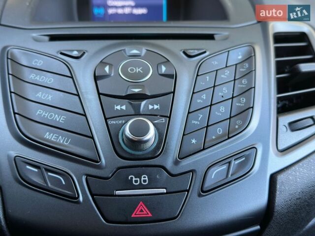 Белый Форд Фиеста, объемом двигателя 1 л и пробегом 72 тыс. км за 9300 $, фото 15 на Automoto.ua