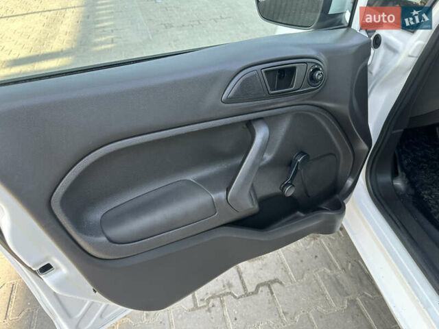 Білий Форд Фієста, об'ємом двигуна 1.6 л та пробігом 156 тис. км за 7700 $, фото 30 на Automoto.ua