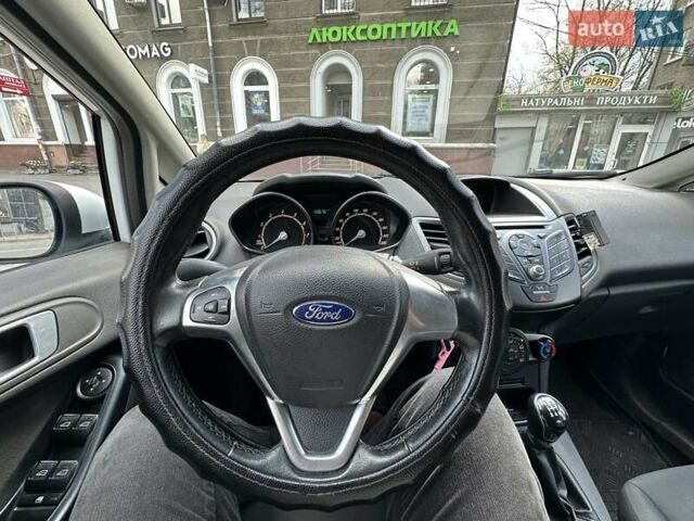 Форд Фиеста 2016 в Днепре (Днепропетровске) на Automoto.ua Белый Форд Фиеста, объемом двигателя 1.24 л и пробегом 160 тыс. км за 6199 $, фото 3 на Automoto.ua