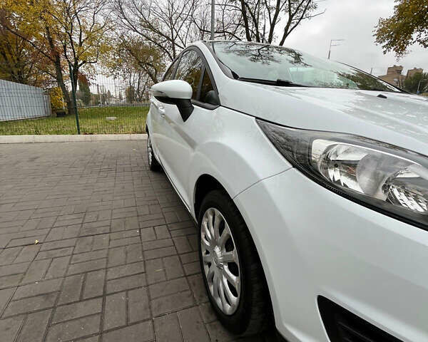 Белый Форд Фиеста, объемом двигателя 1.24 л и пробегом 80 тыс. км за 10000 $, фото 5 на Automoto.ua
