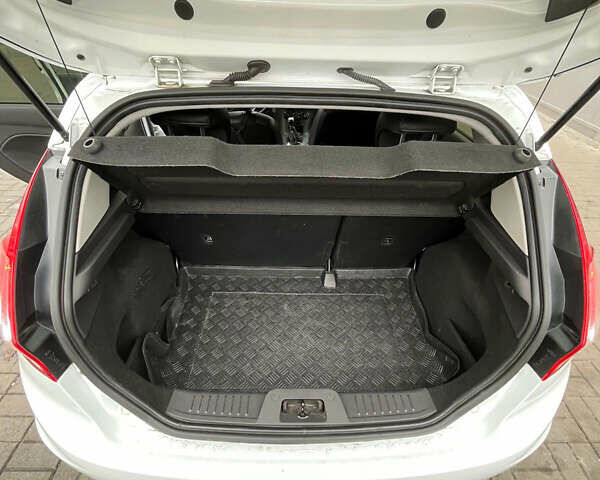 Белый Форд Фиеста, объемом двигателя 1.24 л и пробегом 80 тыс. км за 10000 $, фото 18 на Automoto.ua