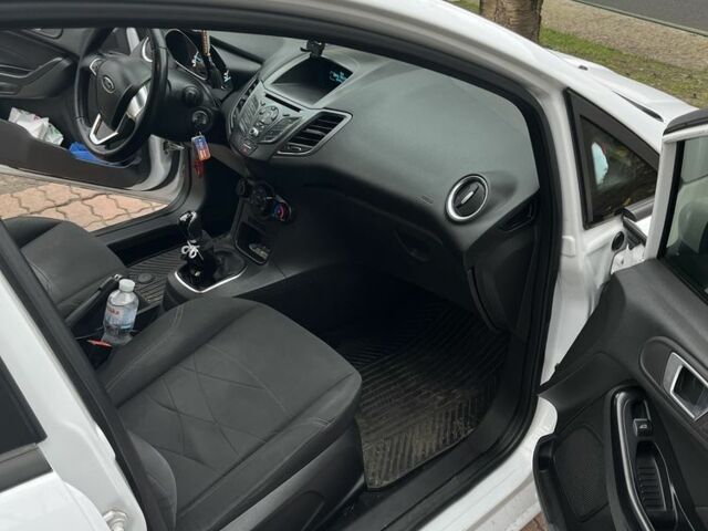 Белый Форд Фиеста, объемом двигателя 1 л и пробегом 165 тыс. км за 6850 $, фото 4 на Automoto.ua