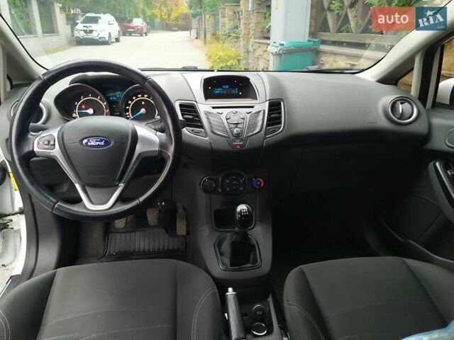 Белый Форд Фиеста, объемом двигателя 1.24 л и пробегом 76 тыс. км за 6499 $, фото 3 на Automoto.ua