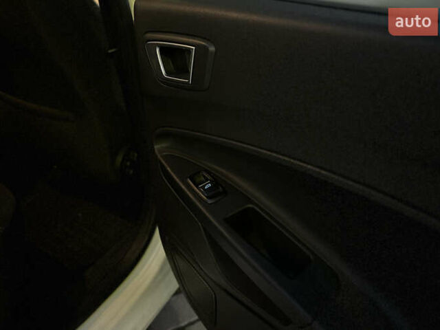 Белый Форд Фиеста, объемом двигателя 1 л и пробегом 120 тыс. км за 8300 $, фото 18 на Automoto.ua