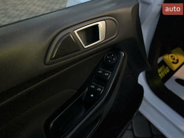 Белый Форд Фиеста, объемом двигателя 1 л и пробегом 120 тыс. км за 8300 $, фото 16 на Automoto.ua