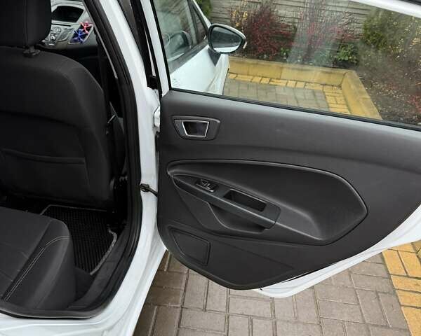 Білий Форд Фієста, об'ємом двигуна 1 л та пробігом 150 тис. км за 7450 $, фото 11 на Automoto.ua