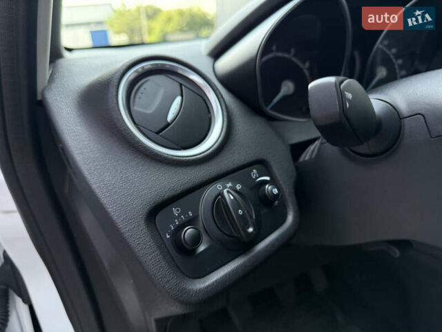 Форд Фиеста 2016 в Львове на Automoto.ua Белый Форд Фиеста, объемом двигателя 1.24 л и пробегом 317 тыс. км за 5700 $, фото 24 на Automoto.ua