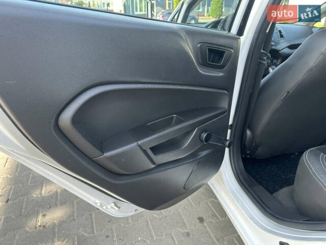 Білий Форд Фієста, об'ємом двигуна 1.6 л та пробігом 156 тис. км за 7700 $, фото 29 на Automoto.ua