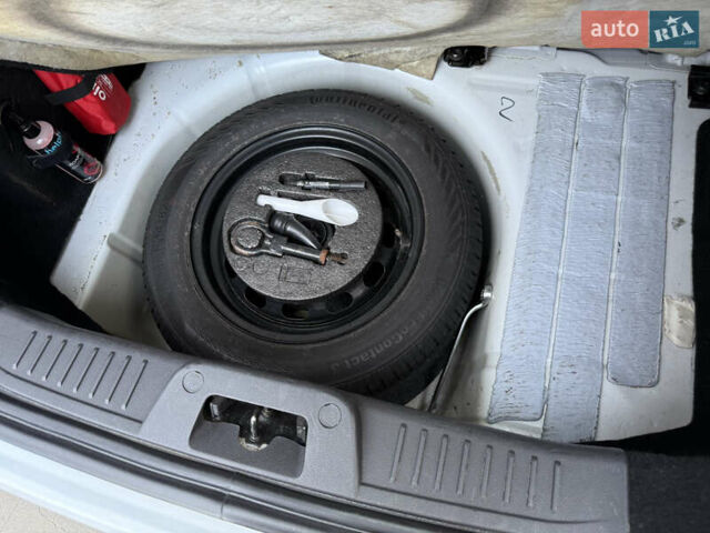 Форд Фиеста 2016 в Львове на Automoto.ua Белый Форд Фиеста, объемом двигателя 1.24 л и пробегом 317 тыс. км за 5700 $, фото 30 на Automoto.ua