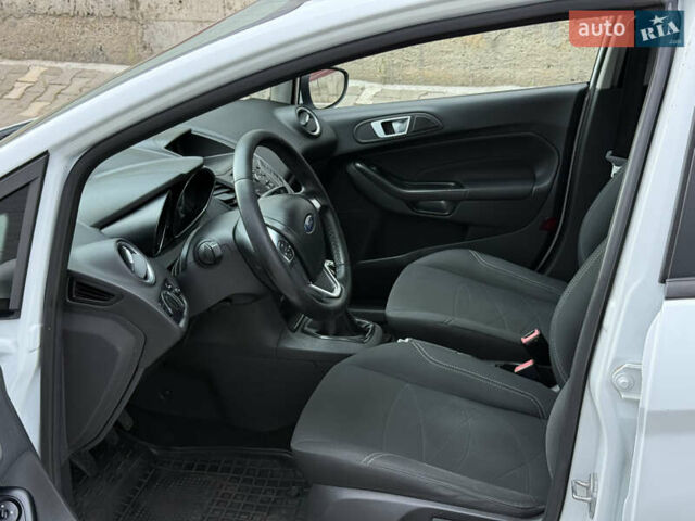 Форд Фиеста 2016 в Львове на Automoto.ua Белый Форд Фиеста, объемом двигателя 1.24 л и пробегом 317 тыс. км за 5700 $, фото 23 на Automoto.ua