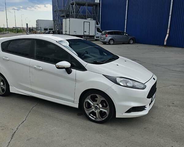 Белый Форд Фиеста, объемом двигателя 1.6 л и пробегом 155 тыс. км за 7500 $, фото 4 на Automoto.ua