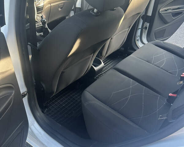 Белый Форд Фиеста, объемом двигателя 1.6 л и пробегом 38 тыс. км за 9000 $, фото 5 на Automoto.ua