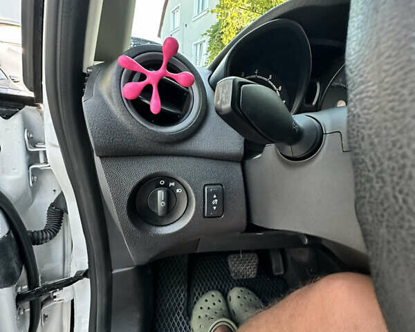 Білий Форд Фієста, об'ємом двигуна 1.6 л та пробігом 89 тис. км за 8750 $, фото 21 на Automoto.ua