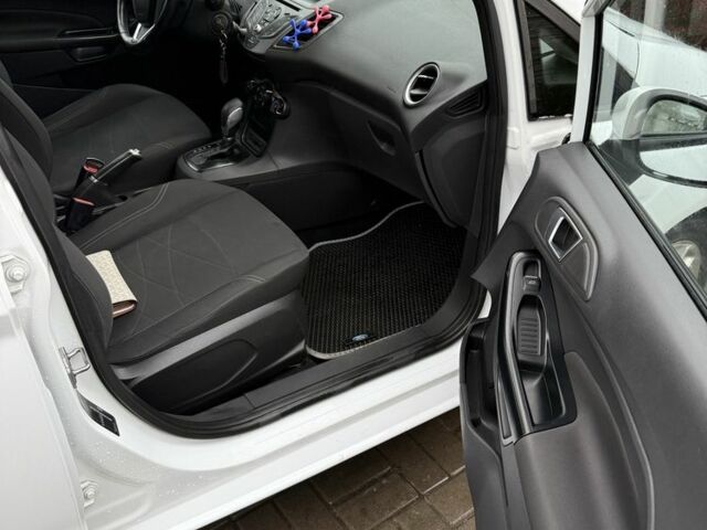 Белый Форд Фиеста, объемом двигателя 1 л и пробегом 150 тыс. км за 7450 $, фото 6 на Automoto.ua