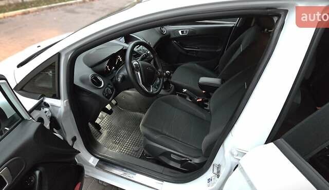 Белый Форд Фиеста, объемом двигателя 1.24 л и пробегом 63 тыс. км за 9900 $, фото 6 на Automoto.ua