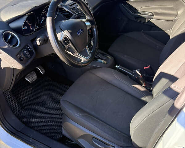 Білий Форд Фієста, об'ємом двигуна 1 л та пробігом 91 тис. км за 10100 $, фото 5 на Automoto.ua