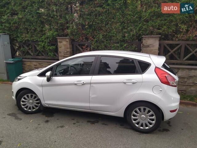Белый Форд Фиеста, объемом двигателя 1.24 л и пробегом 76 тыс. км за 5799 $, фото 7 на Automoto.ua