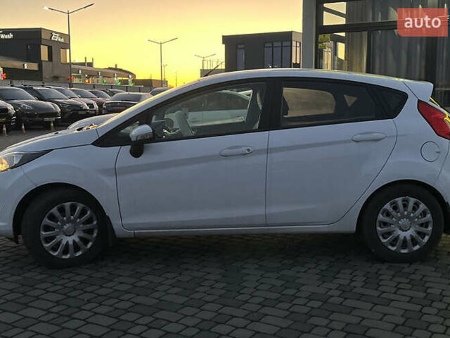 Белый Форд Фиеста, объемом двигателя 1 л и пробегом 120 тыс. км за 8300 $, фото 3 на Automoto.ua