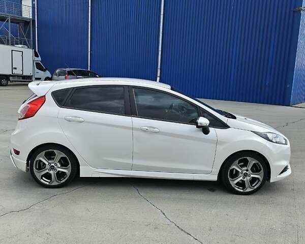 Белый Форд Фиеста, объемом двигателя 1.6 л и пробегом 155 тыс. км за 7500 $, фото 5 на Automoto.ua