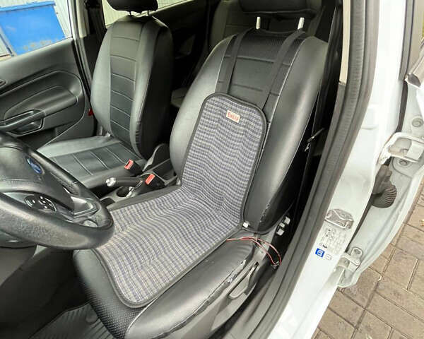 Белый Форд Фиеста, объемом двигателя 1.24 л и пробегом 80 тыс. км за 10000 $, фото 9 на Automoto.ua