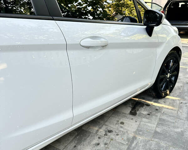 Білий Форд Фієста, об'ємом двигуна 1.6 л та пробігом 89 тис. км за 8750 $, фото 4 на Automoto.ua