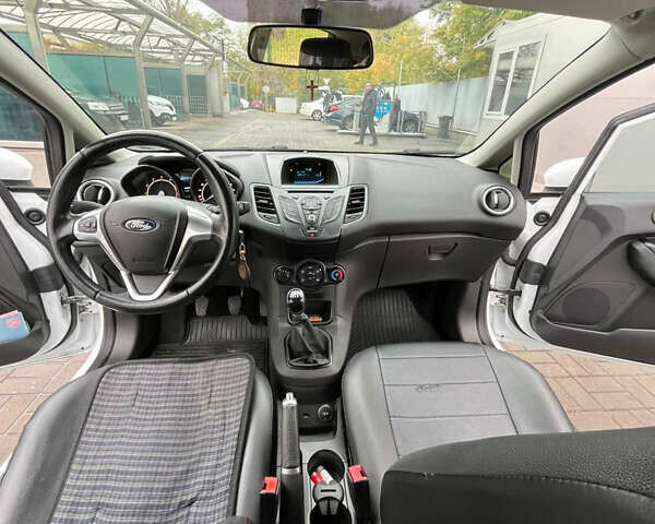 Белый Форд Фиеста, объемом двигателя 1.24 л и пробегом 80 тыс. км за 10000 $, фото 11 на Automoto.ua