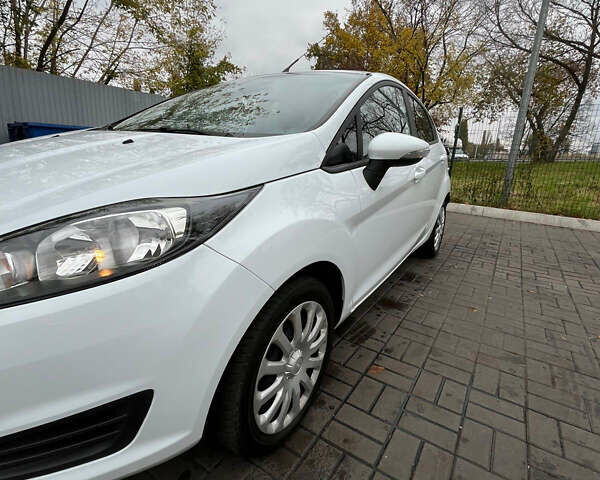 Белый Форд Фиеста, объемом двигателя 1.24 л и пробегом 80 тыс. км за 10000 $, фото 4 на Automoto.ua