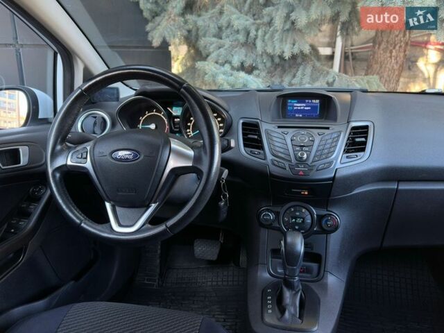 Белый Форд Фиеста, объемом двигателя 1 л и пробегом 72 тыс. км за 9300 $, фото 12 на Automoto.ua