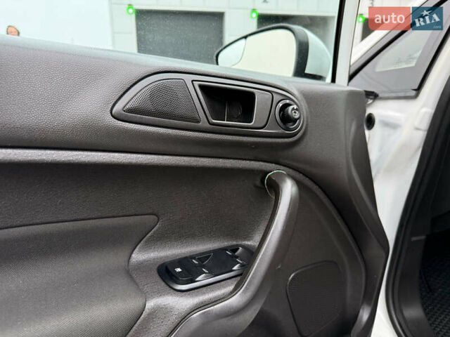 Белый Форд Фиеста, объемом двигателя 1.6 л и пробегом 117 тыс. км за 7900 $, фото 12 на Automoto.ua