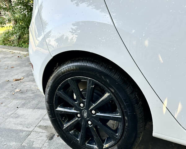 Білий Форд Фієста, об'ємом двигуна 1.6 л та пробігом 89 тис. км за 8750 $, фото 8 на Automoto.ua