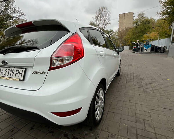 Белый Форд Фиеста, объемом двигателя 1.24 л и пробегом 80 тыс. км за 10000 $, фото 6 на Automoto.ua
