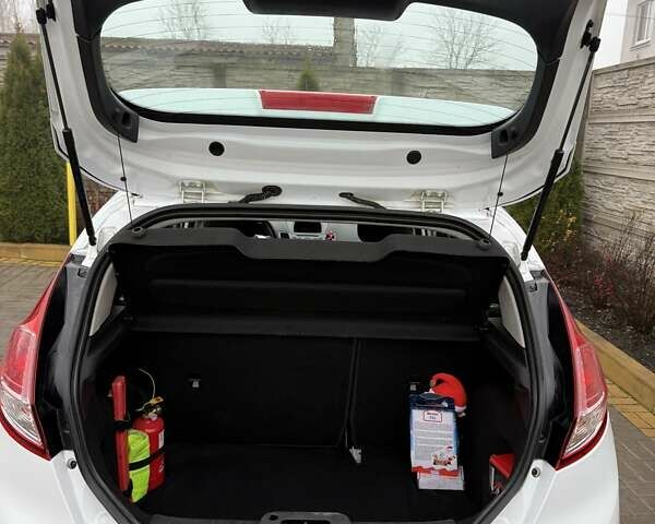 Білий Форд Фієста, об'ємом двигуна 1 л та пробігом 150 тис. км за 7450 $, фото 2 на Automoto.ua