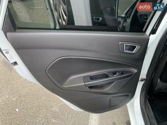 Белый Форд Фиеста, объемом двигателя 1.24 л и пробегом 212 тыс. км за 6500 $, фото 9 на Automoto.ua