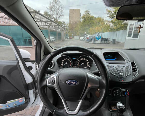 Белый Форд Фиеста, объемом двигателя 1.24 л и пробегом 80 тыс. км за 10000 $, фото 8 на Automoto.ua