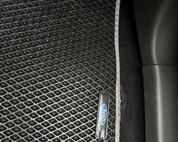 Білий Форд Фієста, об'ємом двигуна 1 л та пробігом 150 тис. км за 7450 $, фото 4 на Automoto.ua