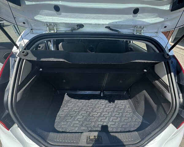 Белый Форд Фиеста, объемом двигателя 1.24 л и пробегом 151 тыс. км за 5000 $, фото 9 на Automoto.ua