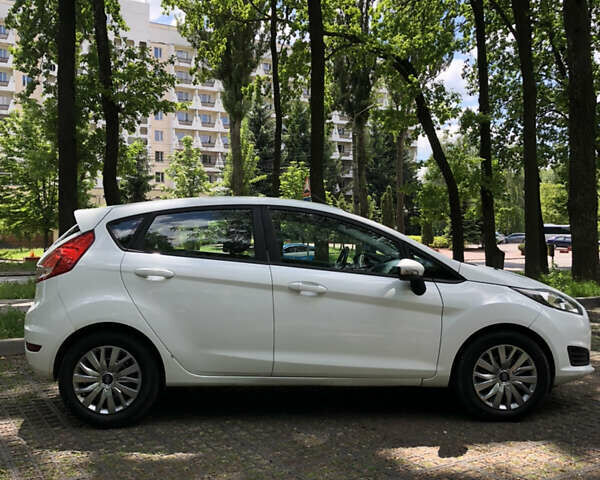 Білий Форд Фієста, об'ємом двигуна 1.24 л та пробігом 90 тис. км за 6500 $, фото 4 на Automoto.ua