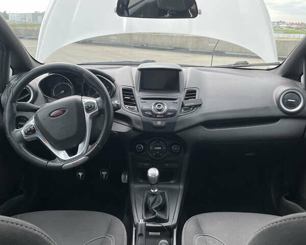 Белый Форд Фиеста, объемом двигателя 1.6 л и пробегом 155 тыс. км за 7500 $, фото 13 на Automoto.ua