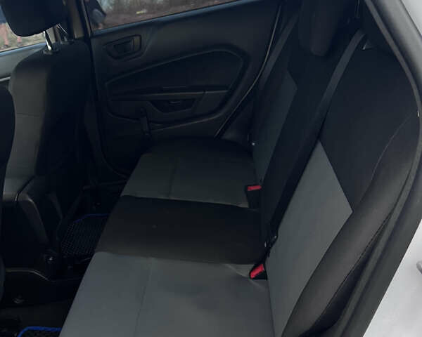 Білий Форд Фієста, об'ємом двигуна 1.6 л та пробігом 140 тис. км за 7500 $, фото 9 на Automoto.ua