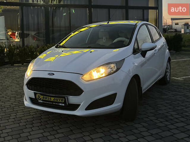 Белый Форд Фиеста, объемом двигателя 1 л и пробегом 120 тыс. км за 8300 $, фото 2 на Automoto.ua