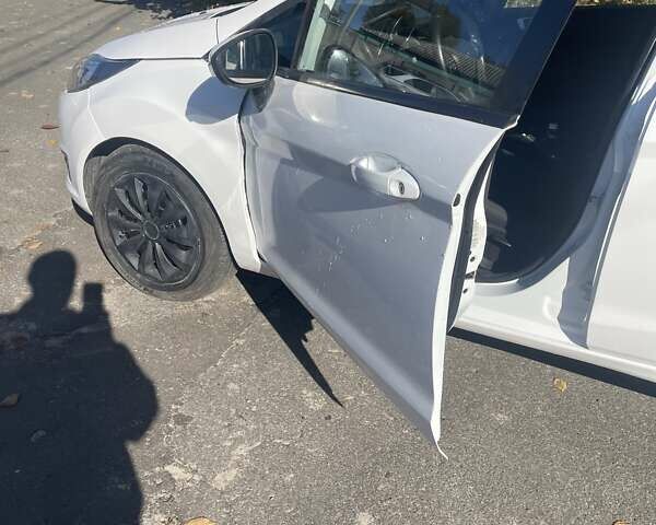 Белый Форд Фиеста, объемом двигателя 1.24 л и пробегом 70 тыс. км за 5300 $, фото 8 на Automoto.ua