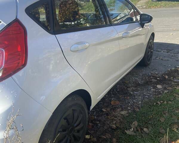 Белый Форд Фиеста, объемом двигателя 1.24 л и пробегом 70 тыс. км за 5300 $, фото 2 на Automoto.ua