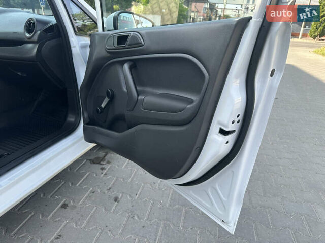 Білий Форд Фієста, об'ємом двигуна 1.6 л та пробігом 156 тис. км за 7700 $, фото 25 на Automoto.ua